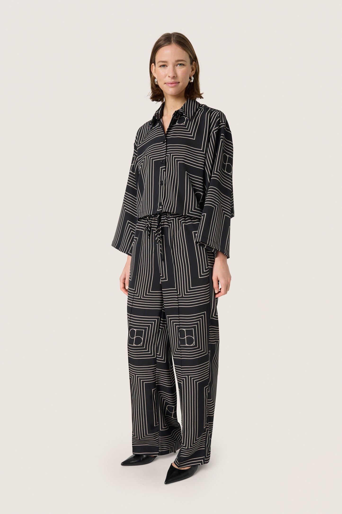 Soaked In Luxury Topaz Shirt | Black with Oatmeal
