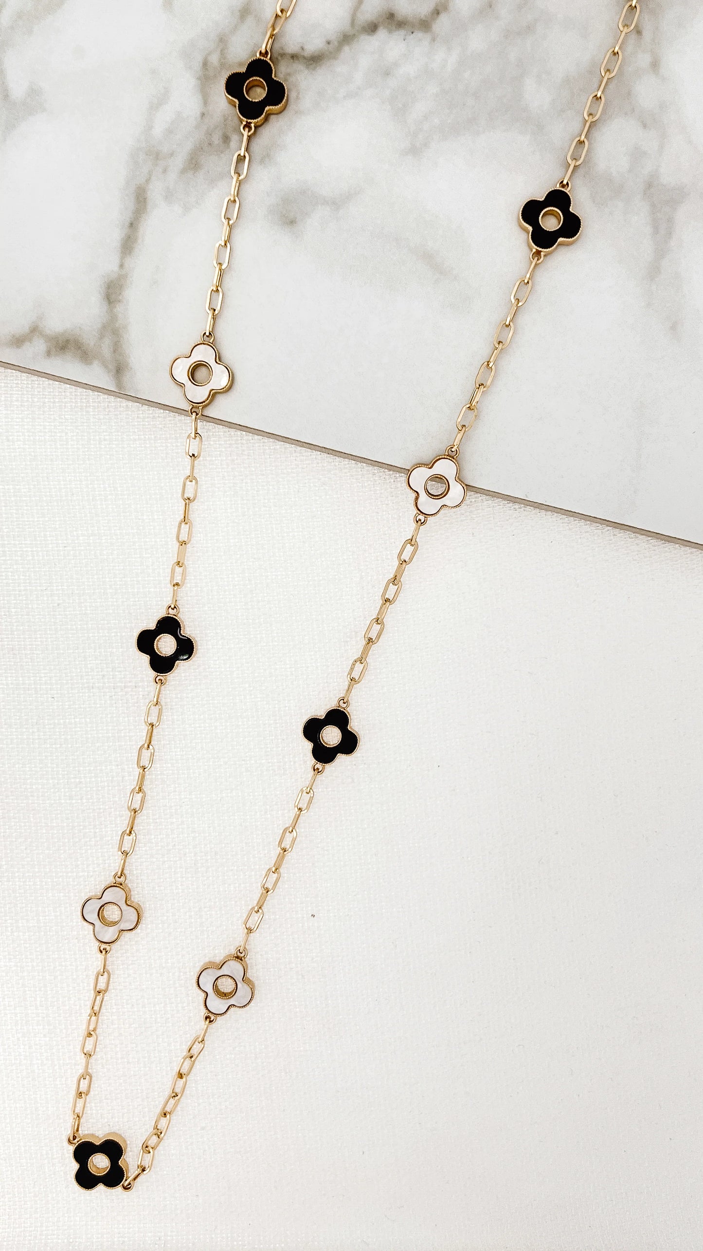 Envy Long gold necklace with black and white fleurs