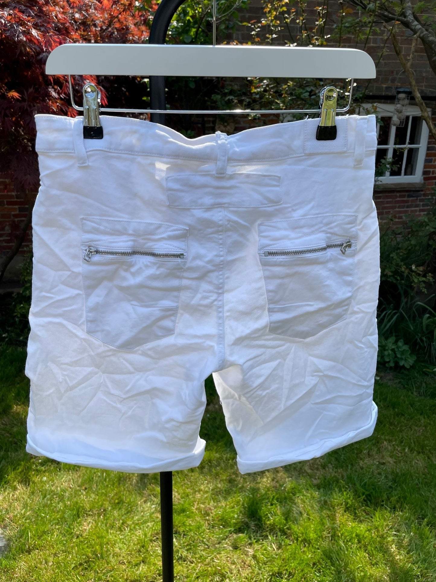 Melly & Co 4 Button Shorts | White